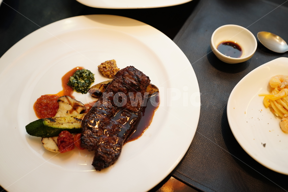스테이크,부채살,소고기,steak,외식,식사,음식,접시,디너,데이트,먹거리,고기,육식,육류,야채,양식,food,먹방,음식,식재료,요리,food,cook,meal,dishes,food reserves,양식,서양음식,서양요리,western food,western dishes,western meal,western cook