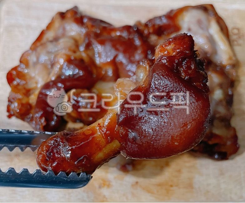 Pork feet,Pigs Feet,tongs,pork,food,pig,mini people,meat,mini pigs feet,pig tribe