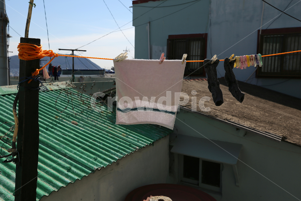 빨래,지붕,빨랫줄,야외,roof,수건,양말,옛날집,옥탑,옥상,전깃줄,건물,원룸