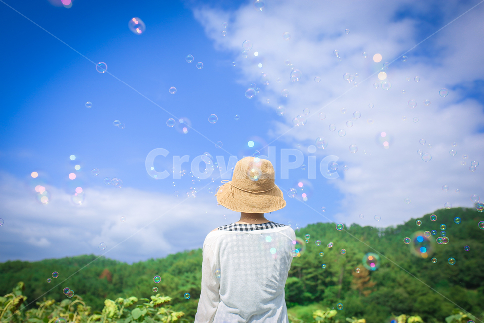 하늘,비눗방울,해바라기,버블,bubble,파란하늘,뒷모습,여름,가을,사람,인물,인간,human,person,여성,여자,woman,female,lady,여행,휴가,traveling,vacation,trip,감성,sensible,feeling