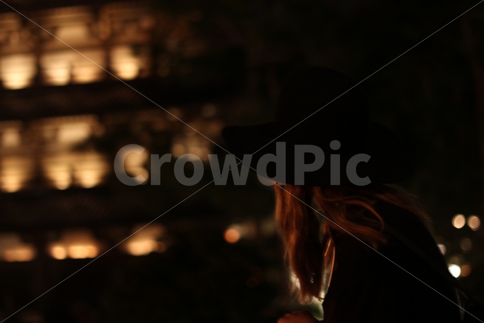 	인물,야경,밤,도시,도심,불빛,인물야경,뒷모습,사람,야간,night,city,light,빛,감성,감정,풍경,landscape,woman,감정표현,기분,feeling,emotion,야경,밤,풍경,nightscape,night,landscape,사람,인물,인간,human,person,고독함,외로움,쓸쓸함,우울함,슬픔,lonely,solitary,감성,sensible,feeling,hat,모자