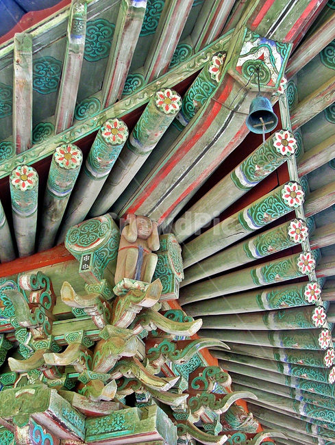 전등사,나녀상,여인,조각상,대웅보전,전설,처마,벌,한국전통,한국문화,korean traditional,korean culture,건축물,건물외관,exterior,building,structure,architecture,construction