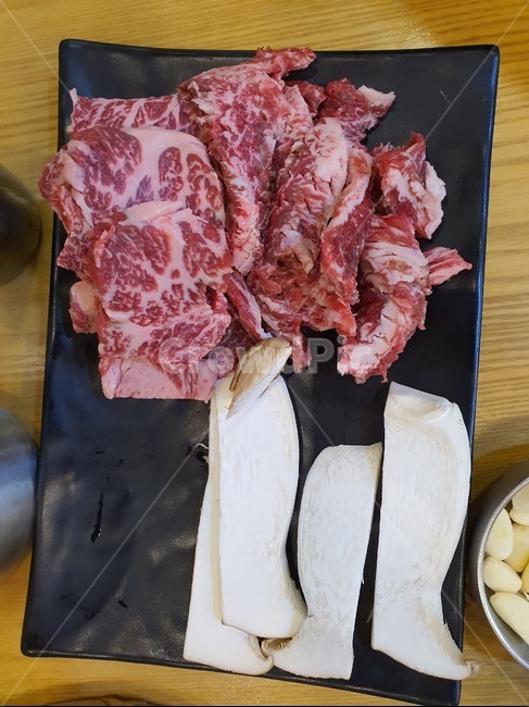 음식,food,고기,육류,한우,갈비살,소고기,meat,돌판,고기집,음식,식재료,요리,food,cook,meal,dishes,food reserves,육류,고기,meat