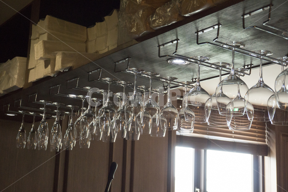 유리잔,와인잔,레스토랑,와인바,진열장,주방,키친,부엌,주방용품,요리도구,kitchen,kitchenware,cookroom,cookingutensil,사물,물건,오브젝트,thing,object,matter