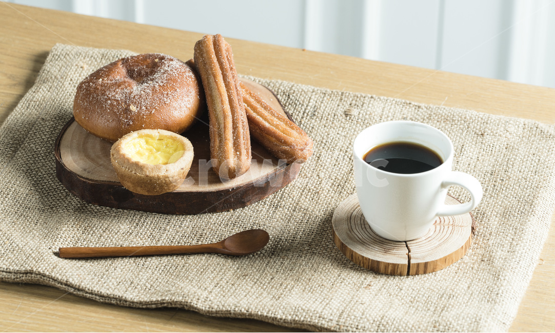 식사,음식,빵,브레드,주방,쿠킹,meal,bread,아침,런치,베이커리,부엌,식탁,food,밀가루음식,테이블웨어,나무,원목,wood,손,남자,hand,커피,coffee,morning,음식,식재료,요리,food,cook,meal,dishes,food reserves,빵,bread,연출,컨셉,콘셉,direction,concept