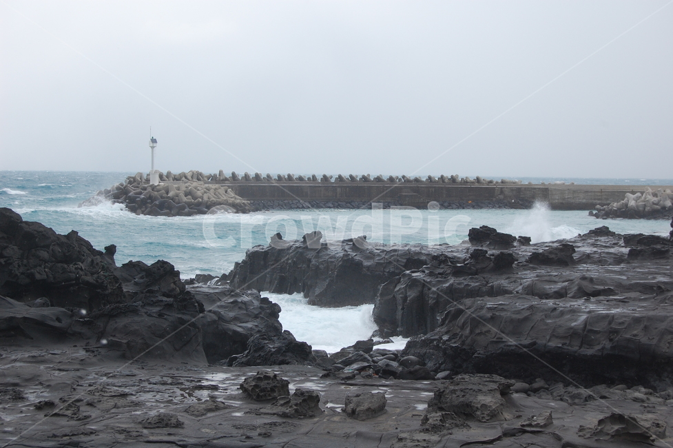 겨울바다,바닷가,파도,제주도,방파제,자연,풍경,nature,landscape,outdoors,옥외,water,물,sea,바다,ocean,대양,land,땅,promontory,곶,shoreline,해안선