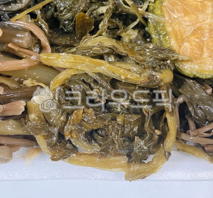 Jeongwol Daeboreum namul,Siraegi,seasoned,Stirfried radish greens,food,side dish,meal,radish greens,full moon food,full moon namul,mel,First full moon food,Daeboreum food,stirfry,meat,Seasoned vegetables,Stirfried vegetables,Daeboreumnamul