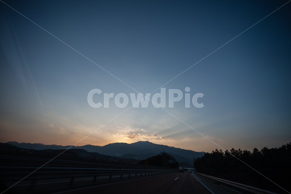 하늘,석양,구름,빛,산,풍경,sky,sunset,cloud,light,road,도로,nature,자연,outdoors,옥외