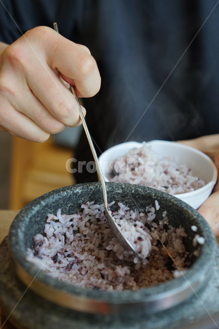 돌솥,밥,쌀,한식,밥알,돌솥밥,요리,식사,사람,인물,인간,human,person,신체일부,몸,body,음식,식재료,요리,food,cook,meal,dishes,food reserves,한식,한국음식,한국요리,korean food,korean dishes,korean meal,korean cook