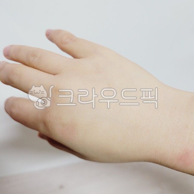 finger,hands,Hand of a woman in her 20s,Hand of a woman in her 30s,skin,back of womans hand,womans skin,Back of hand of woman in her 30s,Back of hand of woman in her 20s,person,back of hand,womans finger,human,hand