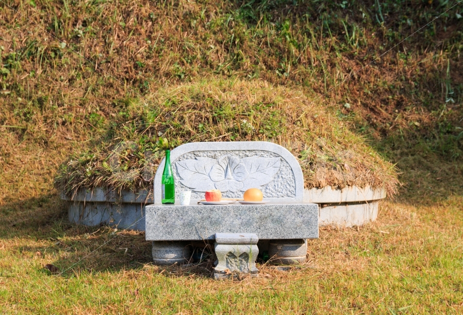 beolcho,burial mounds,mountains,filial piety,food for graves,holidays,fall,fruits,pears,tradition,Confucianism,ancestors,oxygen,Chuseok,alcohol,grave ancestral rites,nature,Jeongjong,tombs,culture,graves,worship,apples