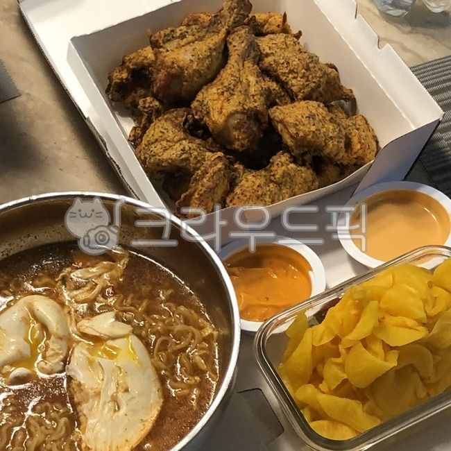 치킨,구운치킨,라면,계란,소스,단무지,야식,양념치킨