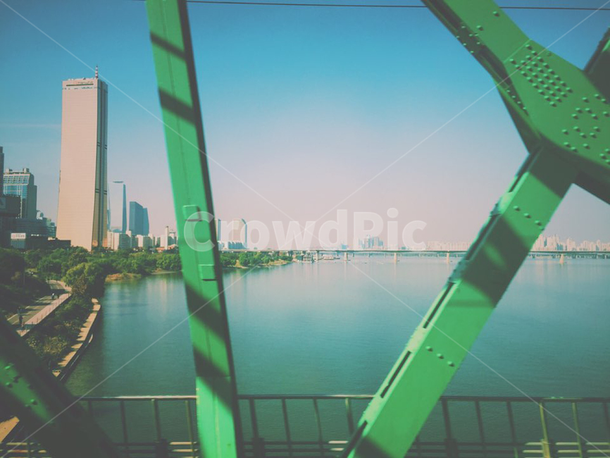 기차,한강,기차안에서,감성,다리,강변,도시,풍경,city,landscape,한국도시풍경,한국도시경관,korea cityscape,색깔,색상,색채,색감,color sense,color sensitivity,feeling of color,교통,교통수단,traffic,transportation,banister,난간,handrail