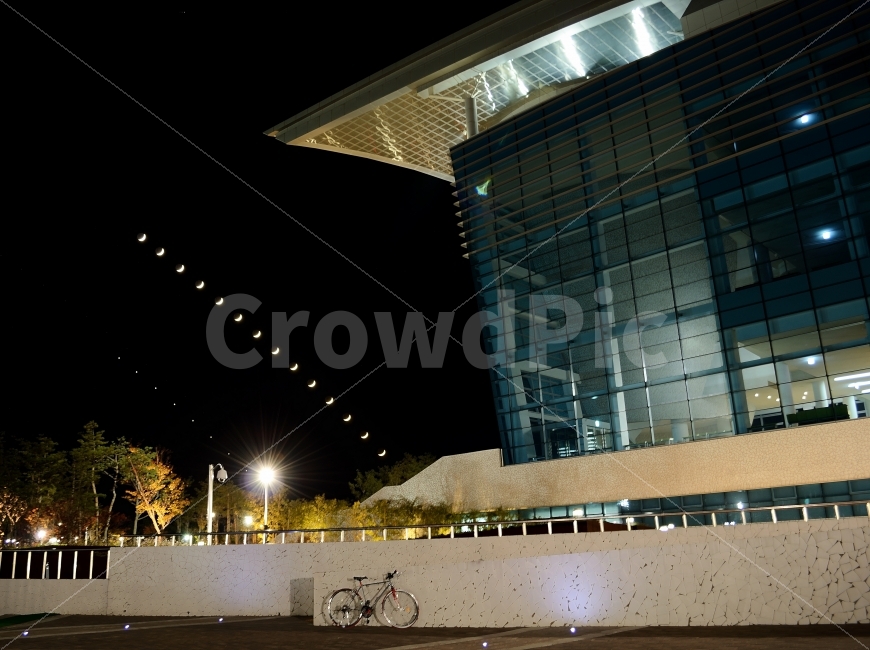 달,다중,달다중,밤하늘,야경,야경사진,야경,밤,풍경,nightscape,night,landscape,건축물,건물외관,exterior,building,structure,architecture,construction,office building,사무실 건물,건물,city,시티,town,도시,urban,어반,convention center,컨벤션 센터
