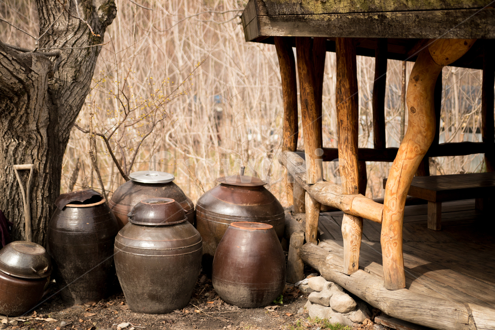 장독대,장독,삽,초가집,시골,마루,한국,Korea,old,traditional,촌,정,나무,봄,풍경,한국전통,한국문화,korean traditional,korean culture,사물,물건,오브젝트,thing,object,matter