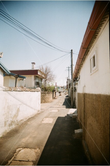 골목,풍경,시골,골목길,지름길,좁은길,맑음,소도시,주택,담,양옥집,골목길,alley,asphalt,아스팔트