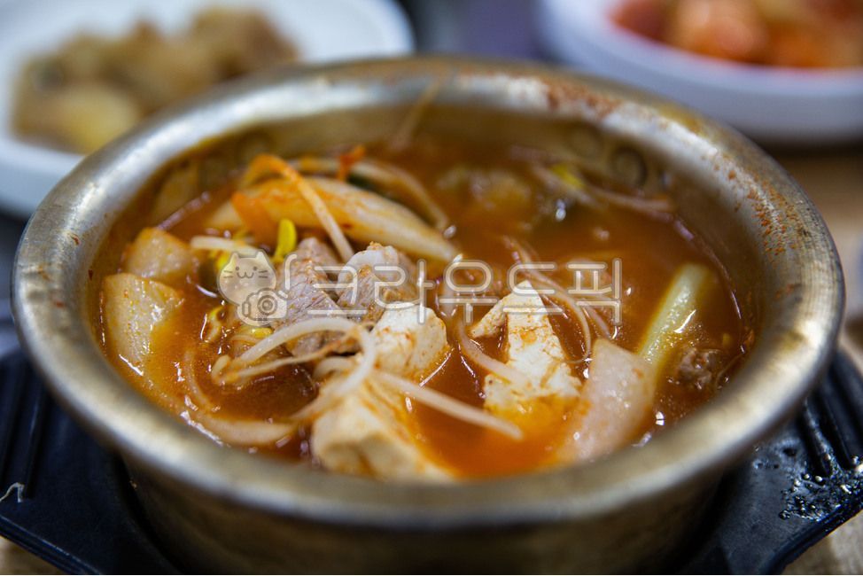 hotpot,Bean sprouts,kimchi,traditionalkoreanfood,boiled,kimchistew,green onion,spicy,pork,Korean traditional food,greenonion,beansprouts,pot,Kimchi stew,tofu