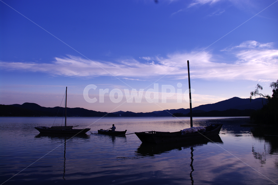강,하늘,구름,풍경,나룻배,배,사공,노을,sunset,color,자연,풍경,nature,landscape,vehicle,차량,watercraft,선박,transportation,교통,boat,보트