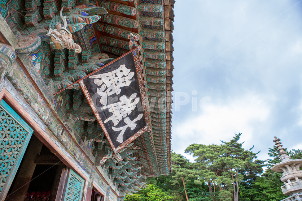 불국사,세계문화유산,대웅전,불교,절,유네스코,경주,건축물,관광,대한민국,사당,아시아,역사,종교,한국문화,bulguksa,asia,cultures,unesco,travel,한국전통,한국문화,korean traditional,korean culture,랜드마크,landmark,tourist attraction,한국랜드마크,한국관광지,한국명소,korea landmark,korea tourist attraction,종교,신앙,religion,belief,faith,건축물,건물외관,exterior,building,structure,architecture,construction