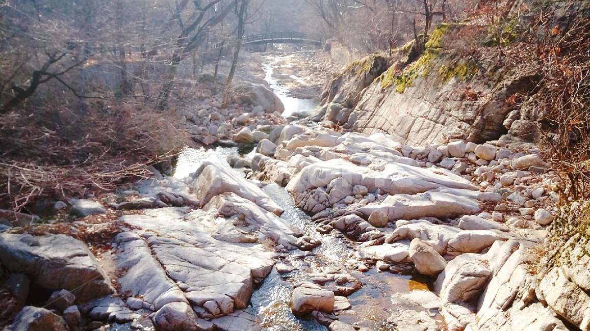 water,nature,자연,물,outdoors,옥외,북한산,산,mountain,겨울,winter,sunshine,햇빛,날씨,wheather,개천,시냇물,개울물,숲,forest,rock,바위,돌,이끼,풍경,background,자연풍경,힐링,healing,bright