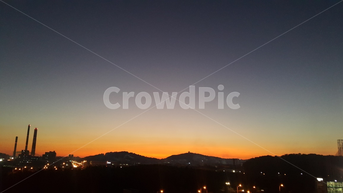 노을,파랑,하늘,서해,산,공단,sunset,sky,blue,mountain,야경,밤,풍경,nightscape,night,landscape,도시,city,light,빛,flare,플레어,nature,자연,outdoors,옥외,dawn,새벽,일몰,dusk,황혼,red sky,붉은 하늘
