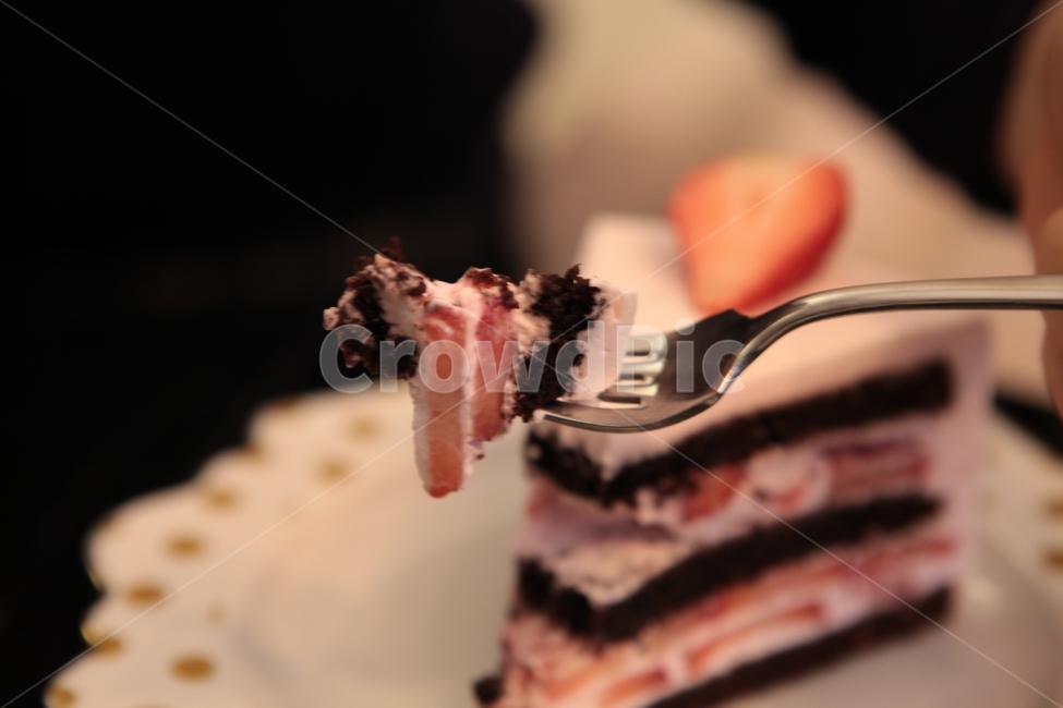 케이크,딸기,디저트,포크,조각케익,접시,음식,식재료,요리,food,cook,meal,dishes,food reserves,빵,bread,디저트,간식,후식,dessert,snack