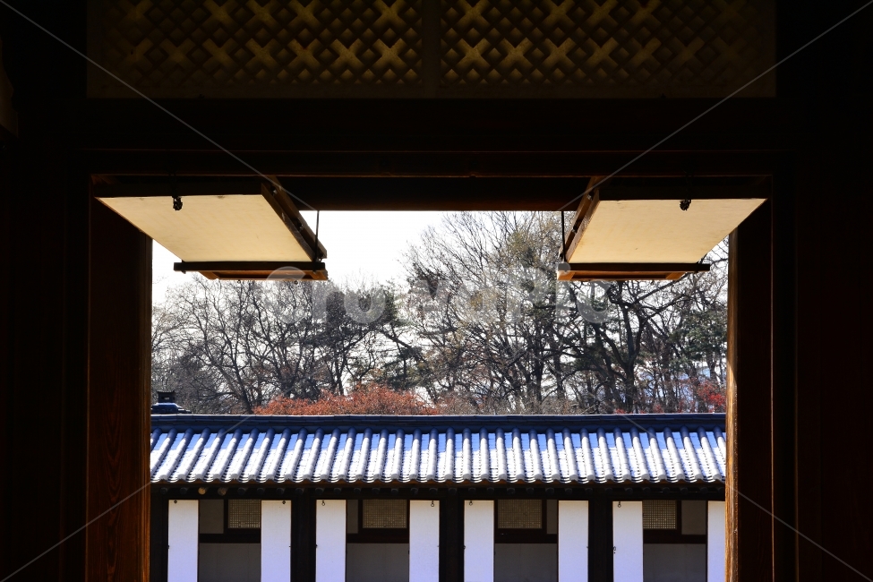 한옥,전통,하우스,기와집,서울,명소,관광지,투어,민속,보존,역사,HISTORY,HOUSE,SEOUL,TOUR,CULTURE,TRADITIONAL,KOREA,한국,가볼만한곳,처마,나무,우드,한국의미,아름다움,건축,장인,집,주거지,고궁,실내,한국전통,한국문화,korean traditional,korean culture,인테리어,실내디자인,interior design