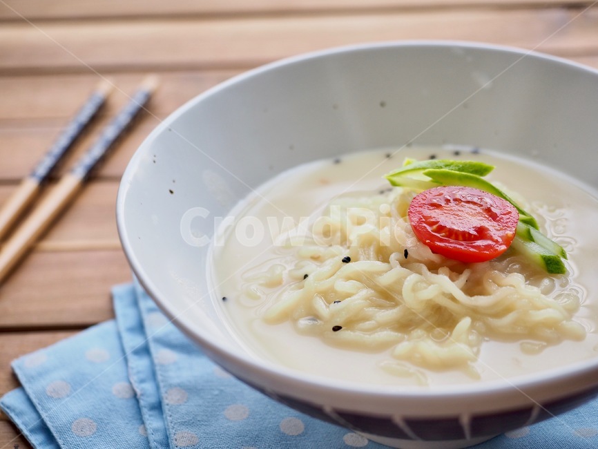 콩국수,여름음식,국수,누들,냉콩국수,한국음식,식품,한식,한국문화,음식,한국,배경,음식문화,웰빙,문화,아시아,아시아음식,접시,전통,젓가락,오이,방울토마토,여름,계절,summer,season,음식,식재료,요리,food,cook,meal,dishes,food reserves,면류,면요리,noodles,한식,한국음식,한국요리,korean food,korean dishes,korean meal,korean cook,bowl,사발,dish,식사