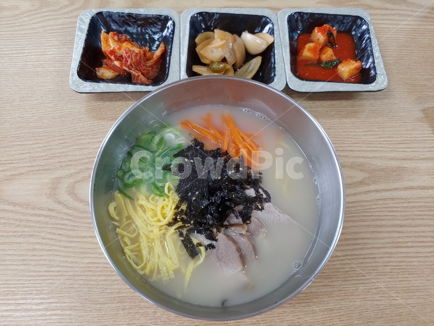 국수,고기국수,고명,김치,장아찌,깍두기,메뉴,고기,당근,김가루,계란지단,파,음식,식당,식사,점심식사,noodles,lunch,meatsoup,soup,food,meal