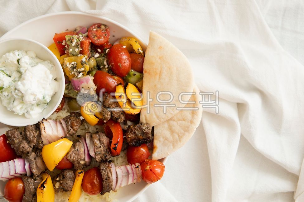 수블라키,그리스음식,그리스식,음식,그리스,그리스요리,요리,외국음식,외국요리,해외음식,해외요리,꼬치,꼬치구이,맛있는,고기,야채,채소,양파,파프리카,빨간,빨강,빨간색,방울토마토,토마토,노란,노랑,노란색,식사,저녁,저녁식사,야식,요거트,그릭요거트,소스,피타브레드,흰,흰색,배경,천,접시,souvlaki,greekfood,greek,food,skewer,table,tasty,delicious,meat,meats,vegetable,vegetables,onion,paprika,red,cherrytomato,tomato,yellow,meal,dinner,yogurt,greekyogurt,sauce,pitabread,white,cloth,dish,lunch,healthy,cuisine,plate,fresh