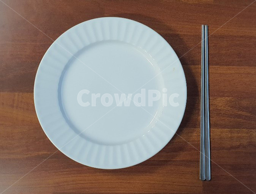 그릇,dish,접시,젓가락,chopsticks,빈접시,흰그릇,빈그릇,식사,플레이팅,플레이트,사물,테이블세팅,물건,object