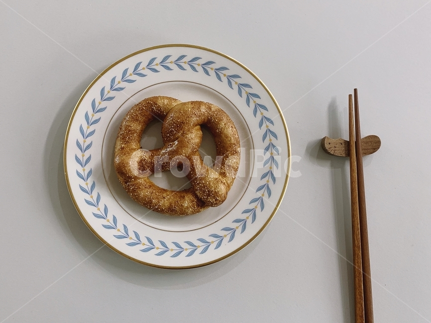 프레즐,빈티지그릇,브런치,빵,간식,bread,plate,접시,그릇,수저받침대,우드,wood,pretzel,음식,식재료,요리,food,cook,meal,dishes,food reserves,디저트,간식,후식,dessert,snack
