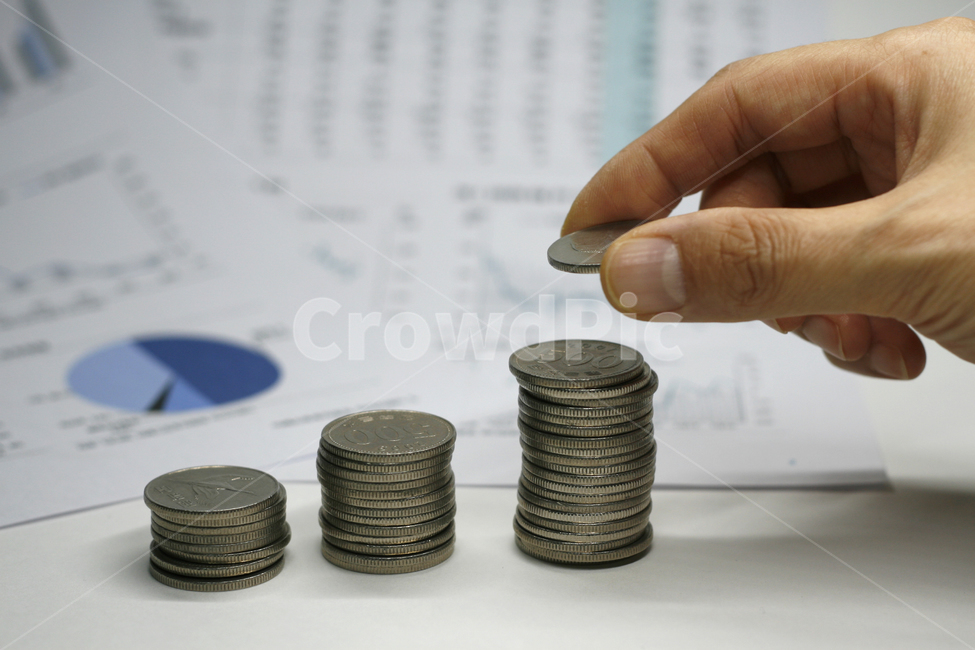 동전,금융,보고서,그래프,손,금융,돈,finance,banking,money,비즈니스,사업,business,service,work,연출,컨셉,콘셉,direction,concept