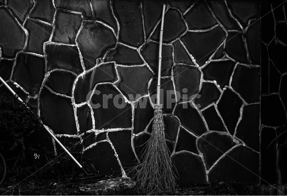 뒤란,담장,빗자루,모자이크무늬,검정색담장,흑백,모노톤,monochrome,black and white