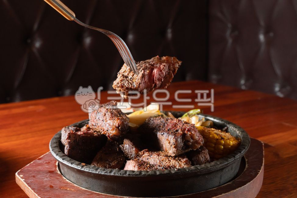 고기요리,음식메뉴,음식,스테이크,구운고기,서양요리,서양메뉴,메뉴판,돌솥플레이팅,요리플레이팅,소고기
