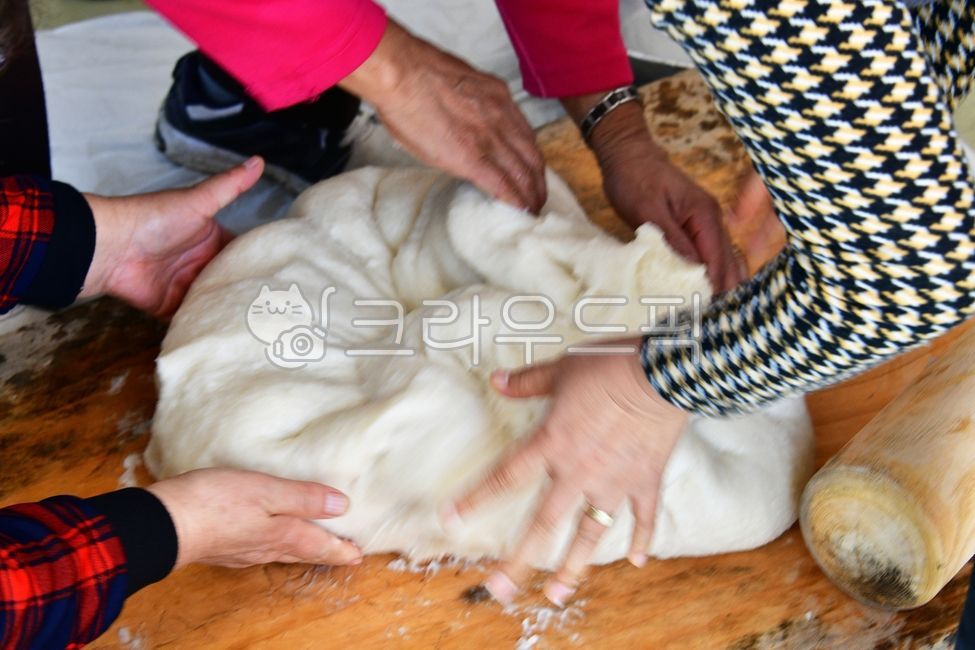 Tteokgomul,ring,Traditional experience,holiday food,bean paste,Traditional rice cake,traditional culture,glutinous rice cake,Injeolmi,soybean flour,Injeolmi Rice Cake,grandma,Korean food,rice cake,healthy food,gold ring,traditional food,Korean tradition,h