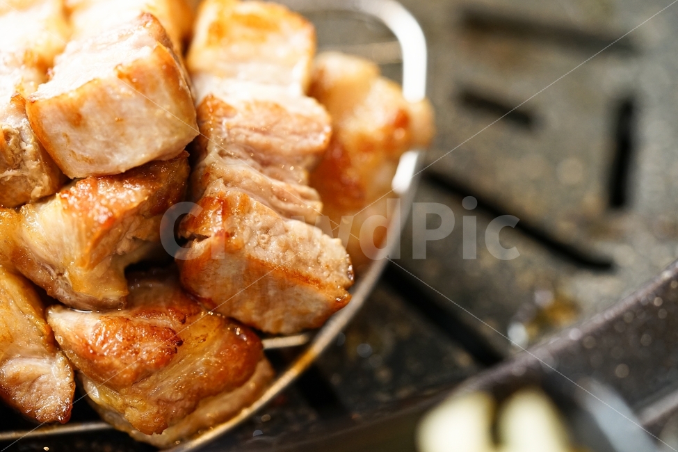 	식사,돼지고기,삼겹살,목살,고기,구이,소주안주,안주,먹방,꼬기,만남,술자리,술한잔,먹거리,푸드,불판,음식,식재료,요리,food,cook,meal,dishes,food reserves,육류,고기,meat,한식,한국음식,한국요리,korean food,korean dishes,korean meal,korean cook