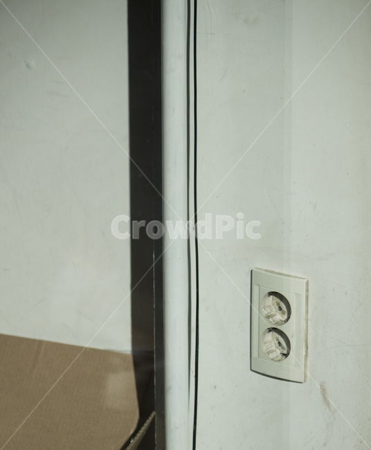 콘센트,벽,하얀벽,공간,그림자,인테리어,실내디자인,interior design