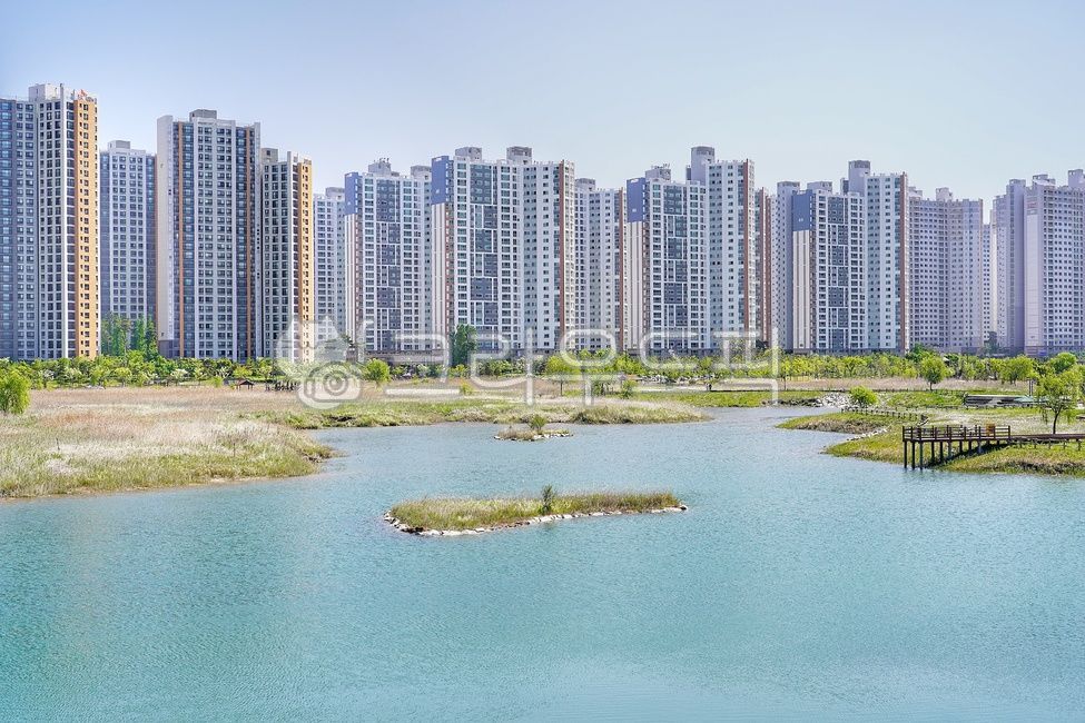 town,city,building,highrise,ocean,urban,sight,apartmentbuilding,high rise building,apartment