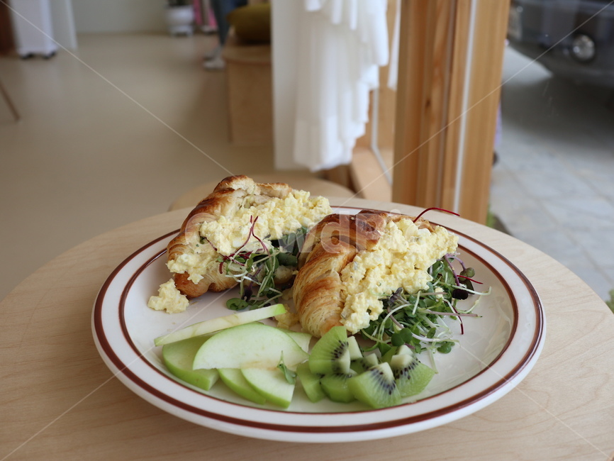 cafe,brunch,coffee,beverage,croissant,sandwich,ice,Americano,Egg Sandwich,food,cup