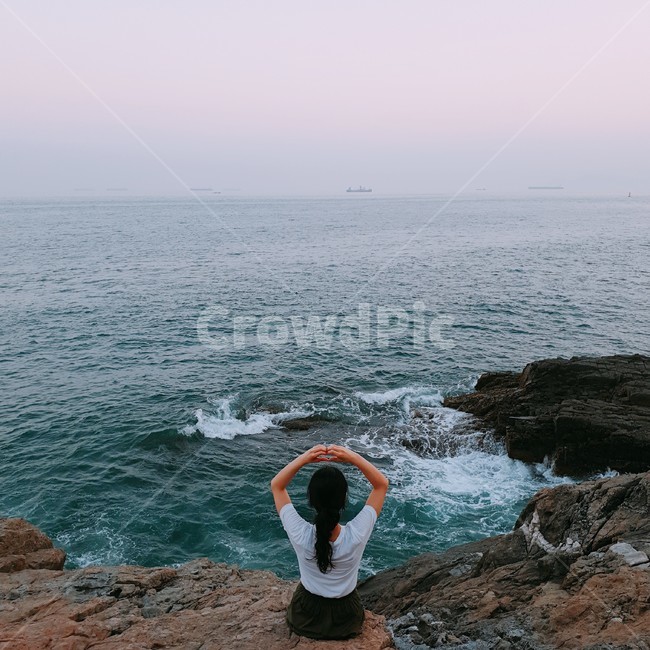 바다,사람,뒷모습,여자,사랑,하트,사람,인물,인간,human,person,여성,여자,woman,female,lady