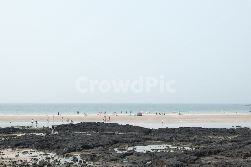 해변,제주도,해수욕장,풍경,바다,모래사장,모래,물,beach,sea,하늘,jeju,jejuisland,여행,travel,여름,summer,여름분위기,시원한,청량,청량감,자연,풍경,nature,landscape,한국자연풍경,한국자연경관,korea nature landscape,해변,바다,beach,sea,제주도,jeju,jeju island,사람들,대중,군중,other people,crowd,ground,바닥,adventure,모험,leisure activities,레저 활동