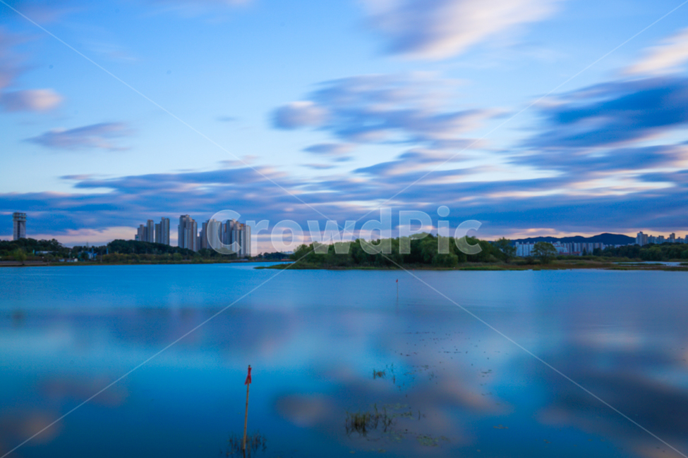 호수,반영,투영,하늘,구름,풍경,건물,저수지,도시,풍경,city,landscape,nature,자연,water,물,outdoors,옥외,land,땅