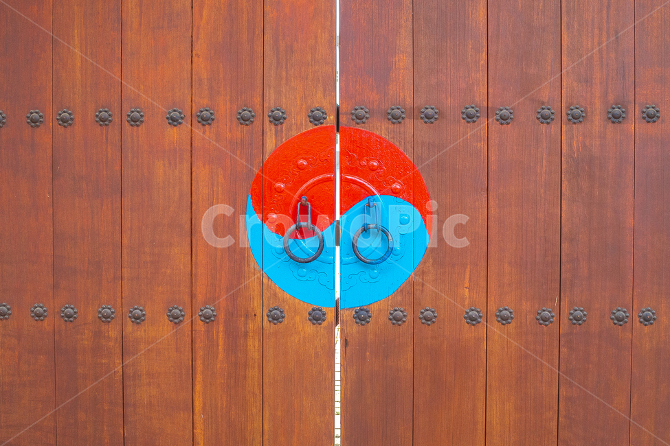 문,태극,무늬,수직,전통,한국전통,나무,traditional,door,korea,한국전통,한국문화,korean traditional,korean culture,건축물,건물외관,exterior,building,structure,architecture,construction