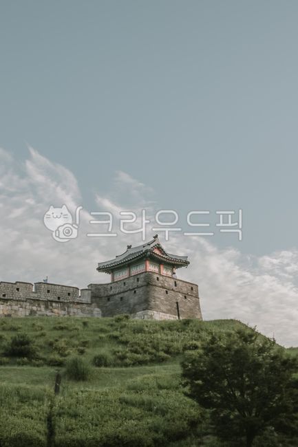 Hwaseong Temporary Palace,Northeast Foru,Hwahongmun Gate,world cultural heritage,Banghwasuryujeong,Suwon Hwaseong Fortress,building,Korean cultural heritage,rampart,korea,Korean tourist attractions,Gongsim Don,Tourist destination,tradition,pastel tone,Suw