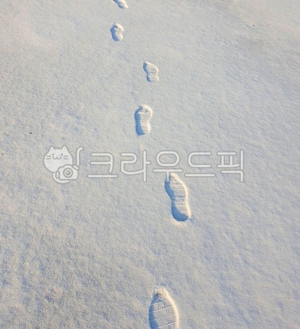 snow piled up,footprint,snow footprints,shoe sole,winter footsteps,Accumulated snow,winter,footprint shape,footprints