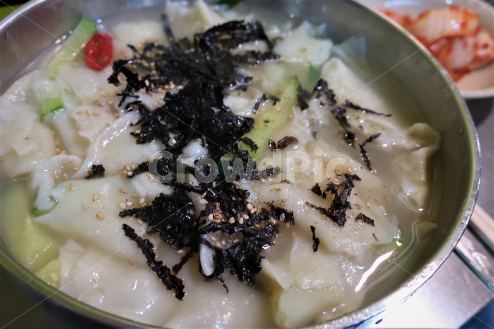 해물,수제비,한식,분식,음식,식사,국물,장국,밀가루,반죽,김가루,음식,식재료,요리,food,cook,meal,dishes,food reserves