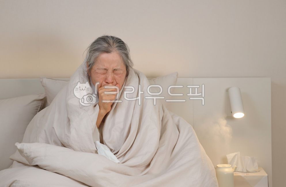 기침,재채기,감기,바이러스,인플루엔자,증세,코로나,질환,질병,노인,노인질병,어르신,할머니,겨울,추위,오한,가습기
