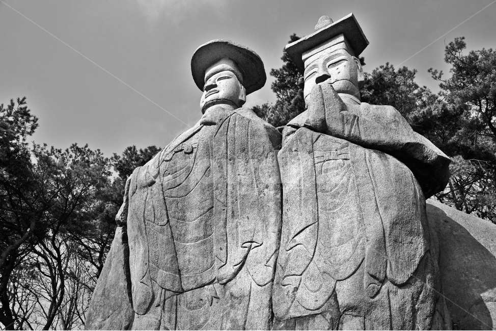 마애이불입상,용미리,파주,고려시대,마애불,국보제93호,암벽,불상,원립불,방립불,쌍미륵석불,설화,전설,선각,선종,흑백,한국전통,한국문화,korean traditional,korean culture,조각상,동상,석상,조형물,statue,bronze statue,stone statue