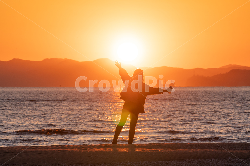 일몰,해,해질녘,여명,인사,인생,바다,자연,풍경,nature,landscape,해변,바다,beach,sea,사람,인물,인간,human,person,여성,여자,woman,female,lady,인물실루엣,사람실루엣,character silhouette,human silhouette,light,빛,flare,플레어,sunlight,햇빛